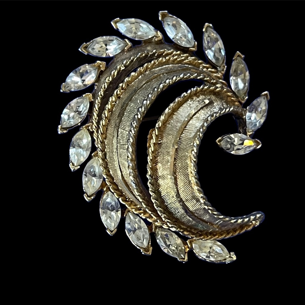 BSK Vintage rhinestone and gold plated brooch